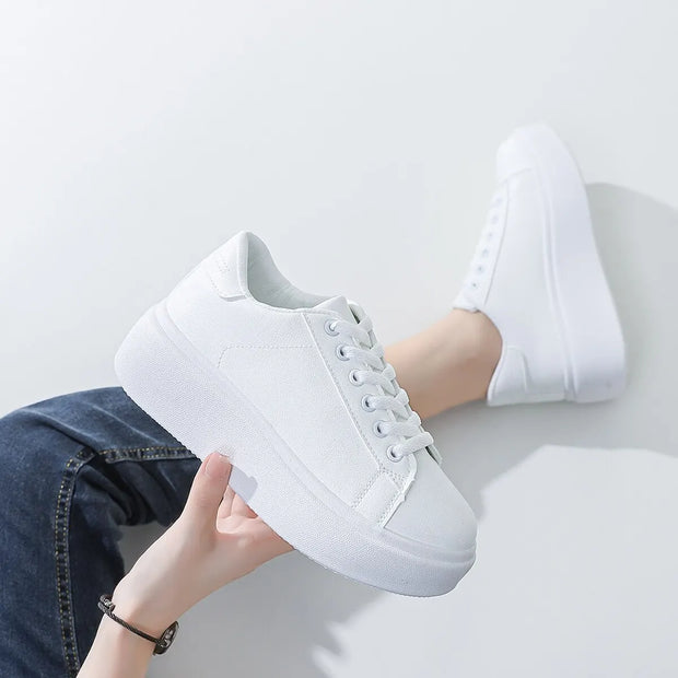 New Casual Sports Shoes With Comfortable White Color Suitable For Women